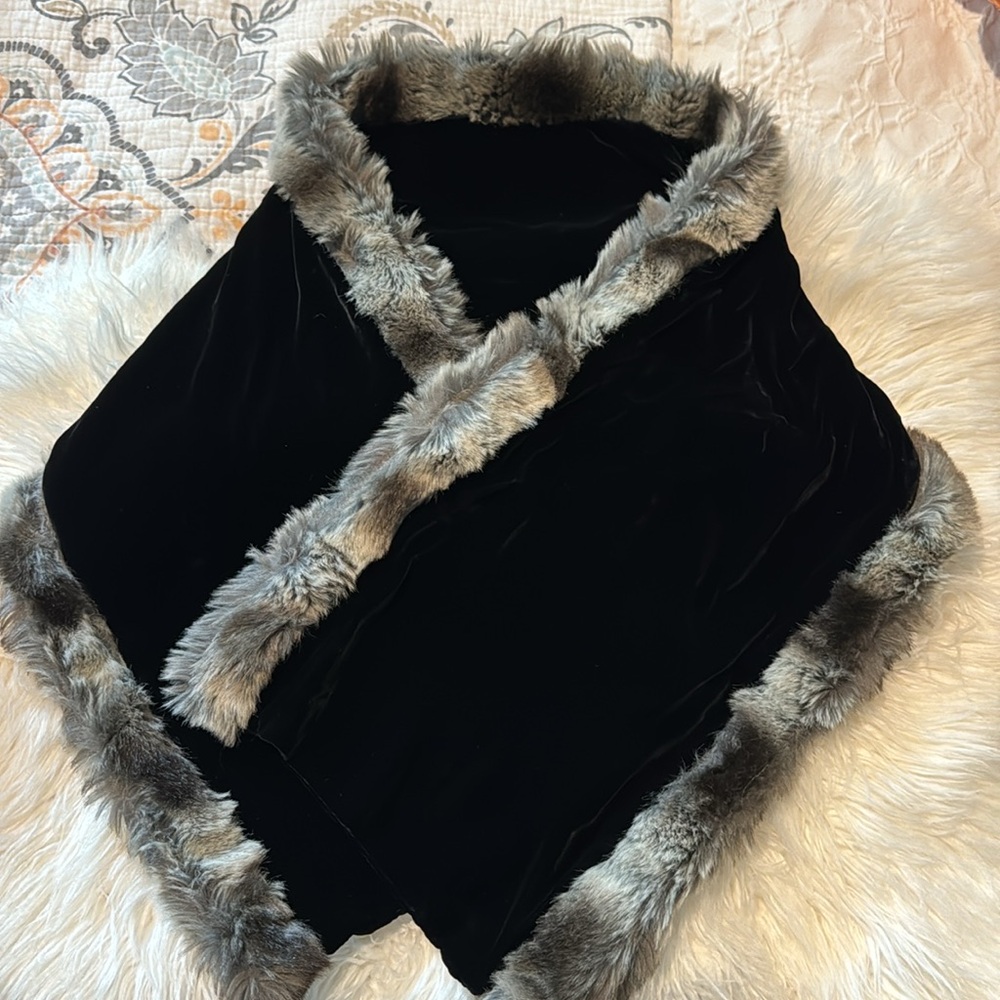Daniele Meucci Faux Fur and Black Velvet Woman’s Shoulder Wrap